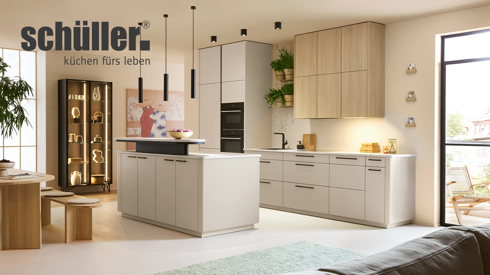 Milieubild von einer weißen Inselküche von Schüller