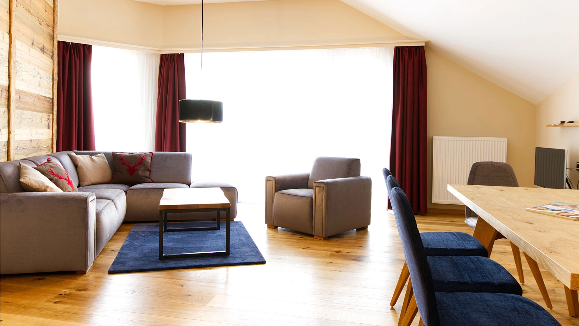 Holtelzimmer Wohngruppe mit Essbereich