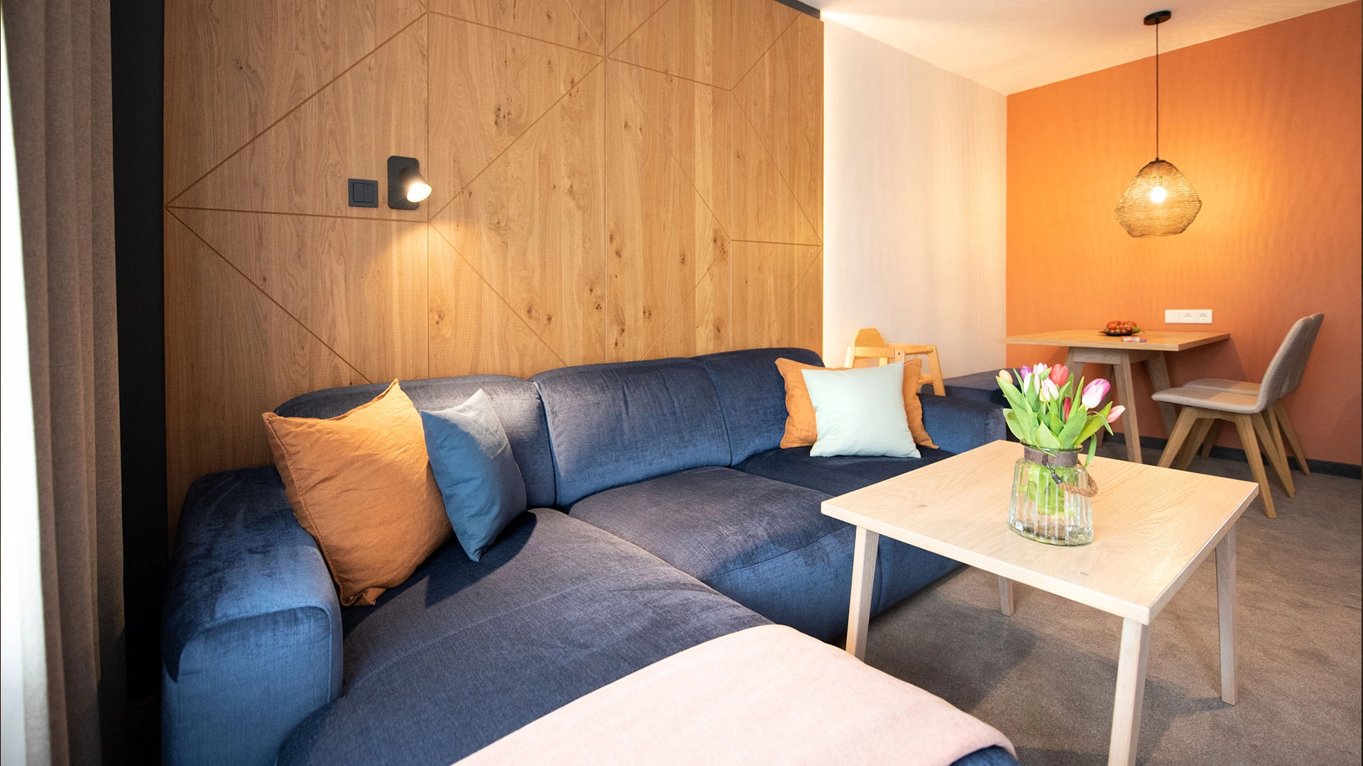 Bild einer Wohnlandschaft mit Couchtisch und Essbereich.